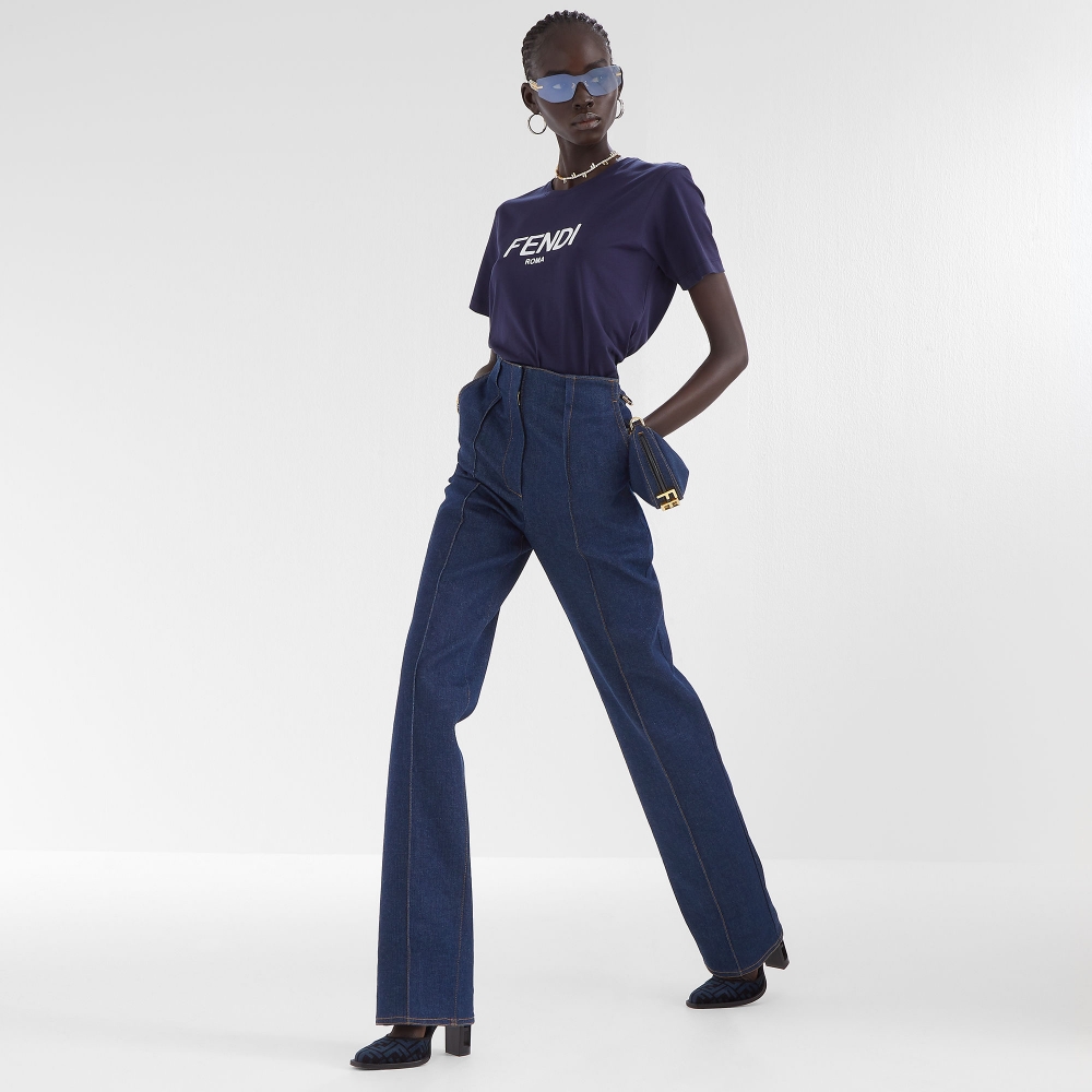 模特兒示範FENDI Nano Fendigraphy。