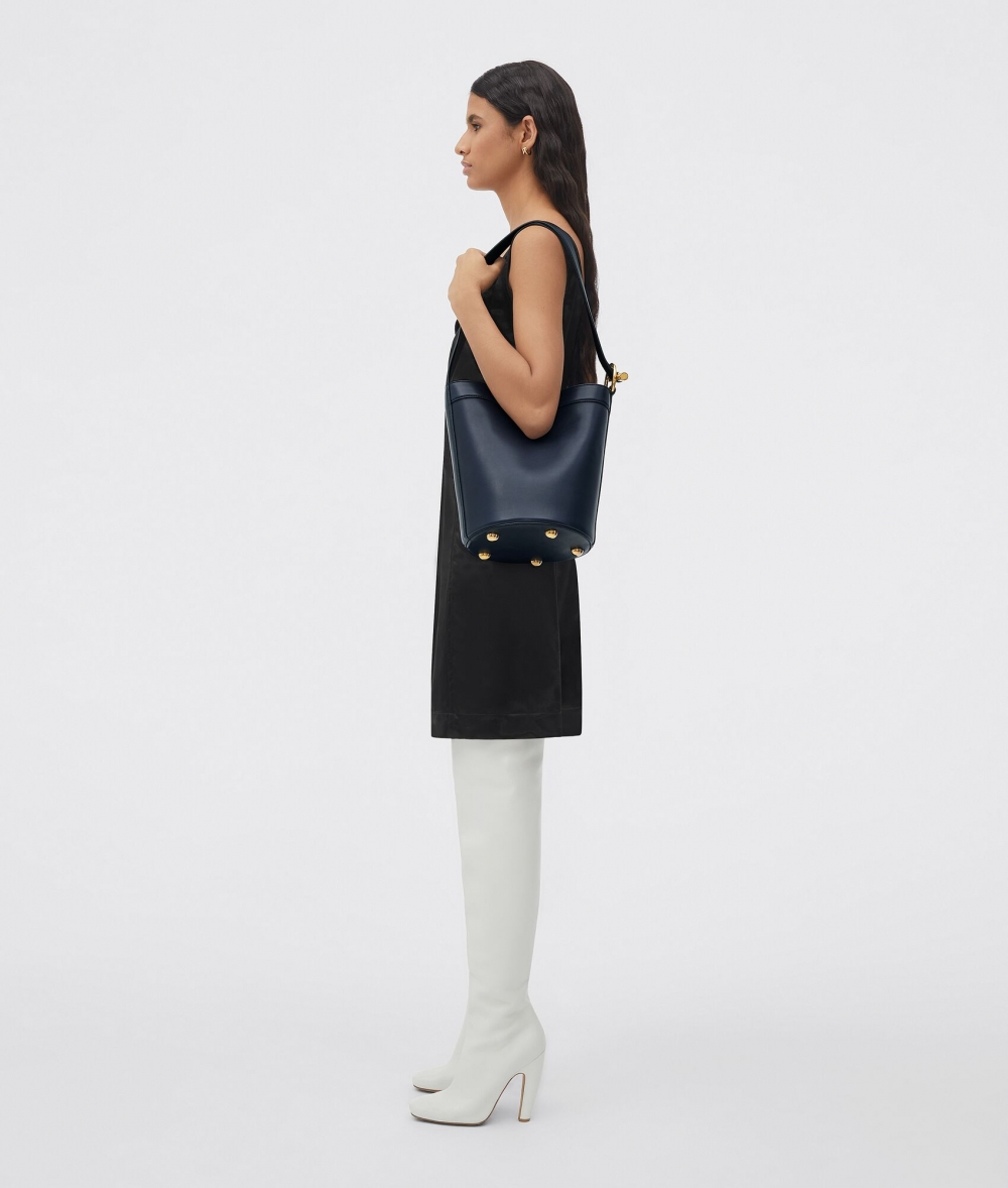 T型穿過金屬圓環可作為肩背及手提之用。