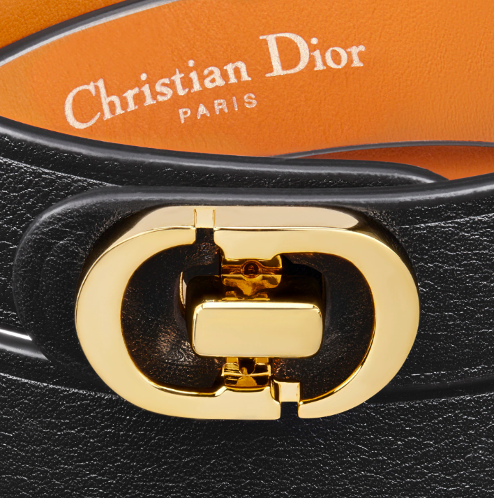 搭配上金色的CD Logo更顯高貴。