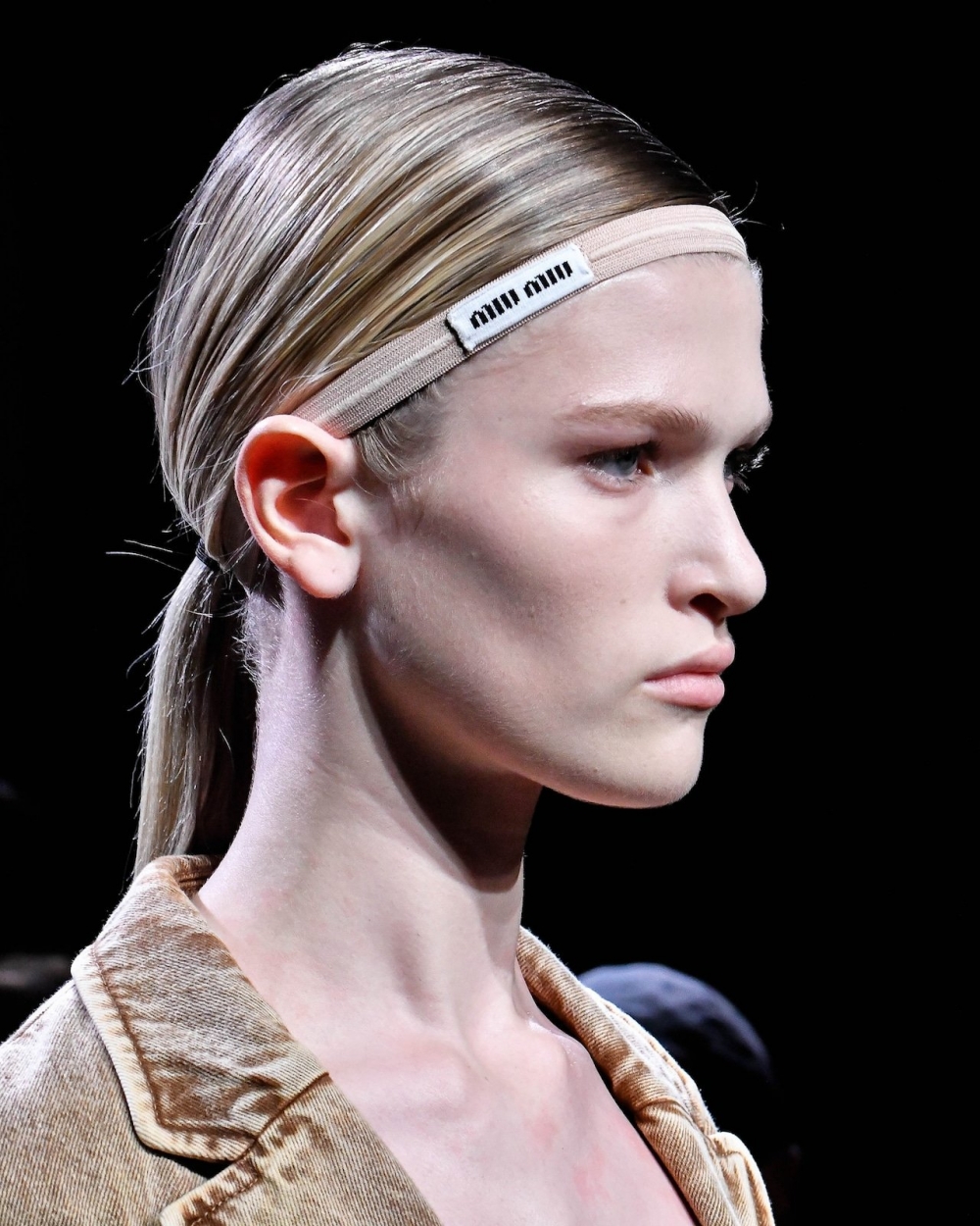 本次在秀場上出現的細髮帶。