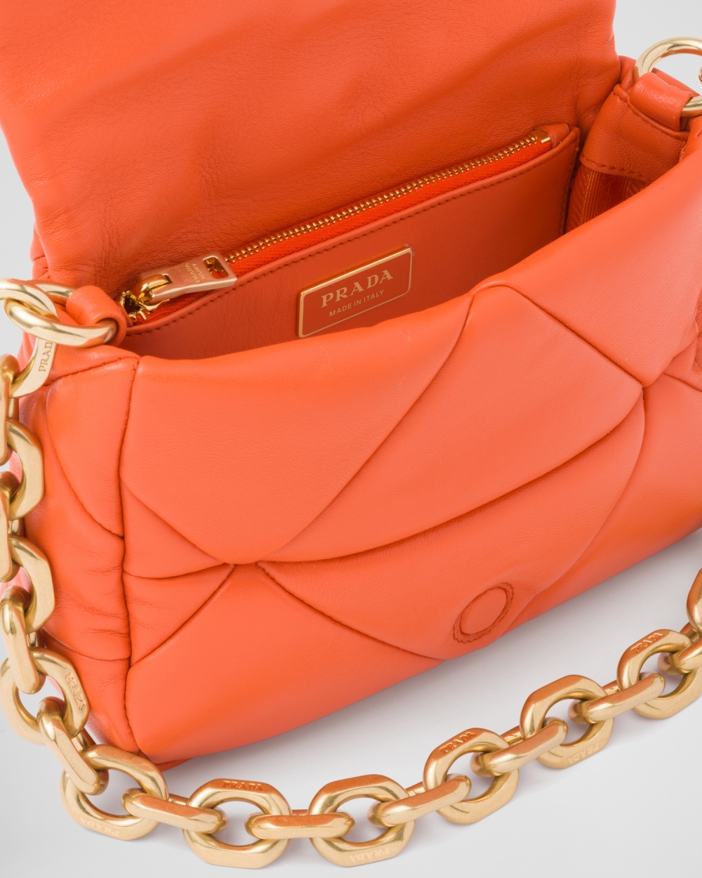 袋蓋飾有金屬印字標誌。