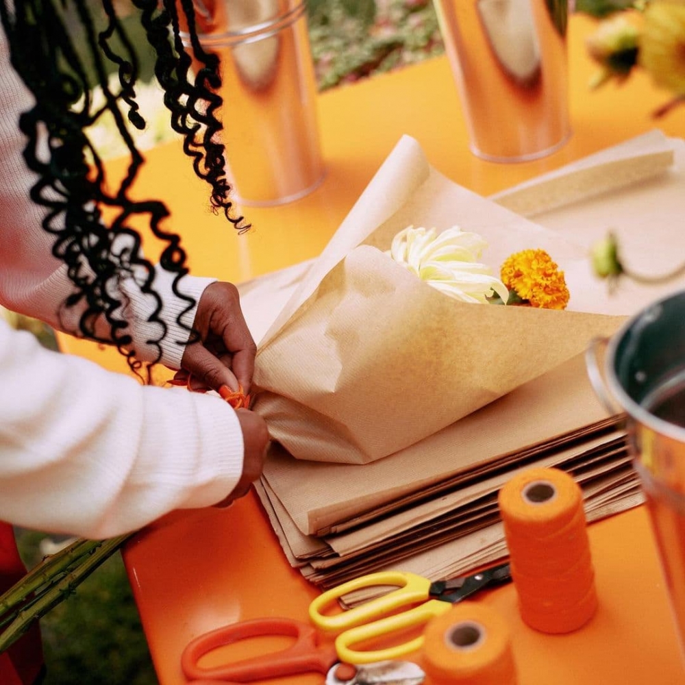 有人在準備花束給訪客,多麼浪漫的一件事。