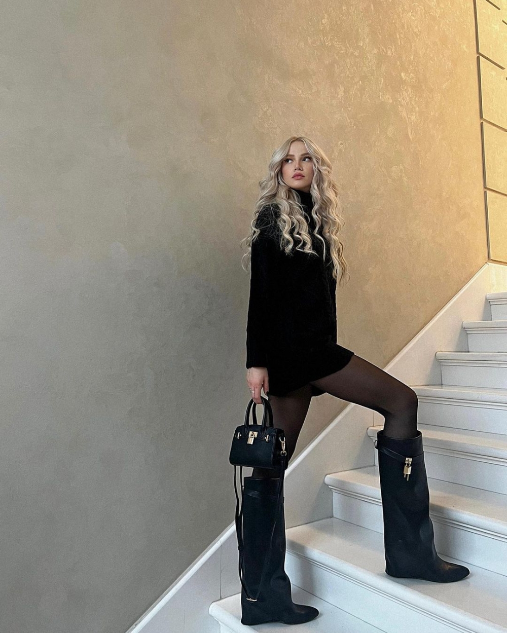 新一季的Givenchy黑色皮革長靴型格又時尚