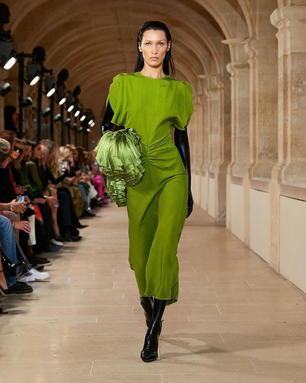 本次的秀場帶來一貫的簡約設計。