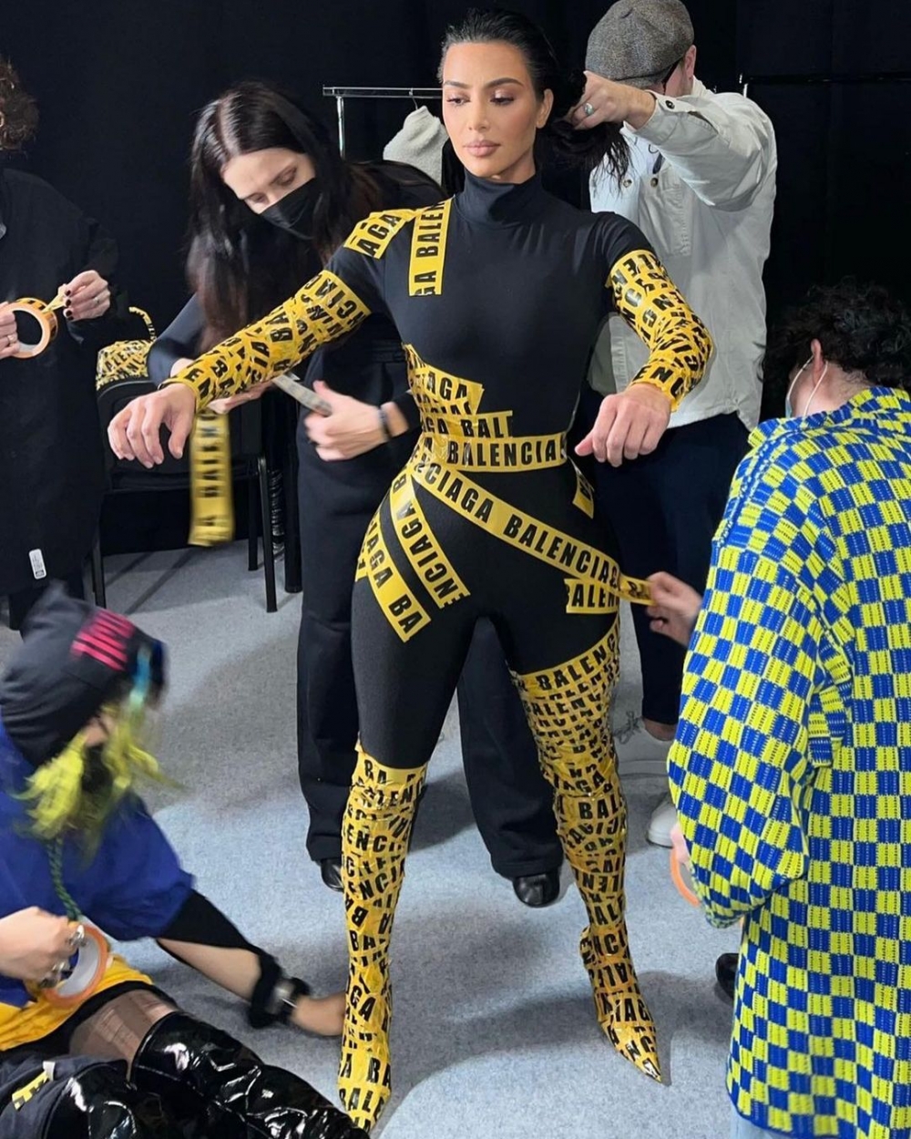 當時Kim Kardashian在出席秀場時的黃色膠帶裝以及攜帶著的話題手袋,近日終於上架。