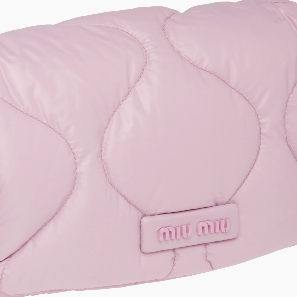 起伏有致的絎縫圖案。