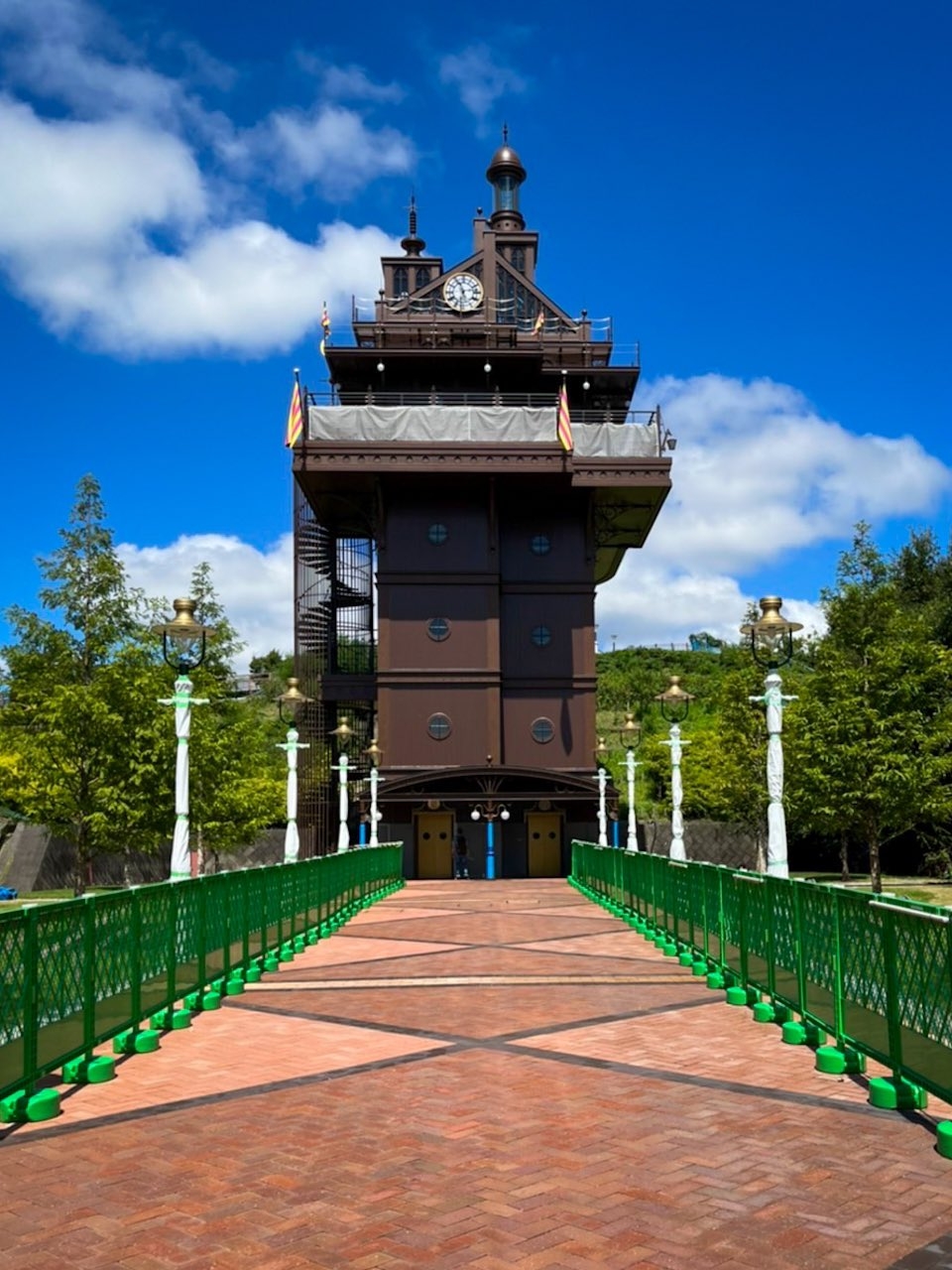 這電梯塔展現了19世紀末,人們對未來科技的幻想。