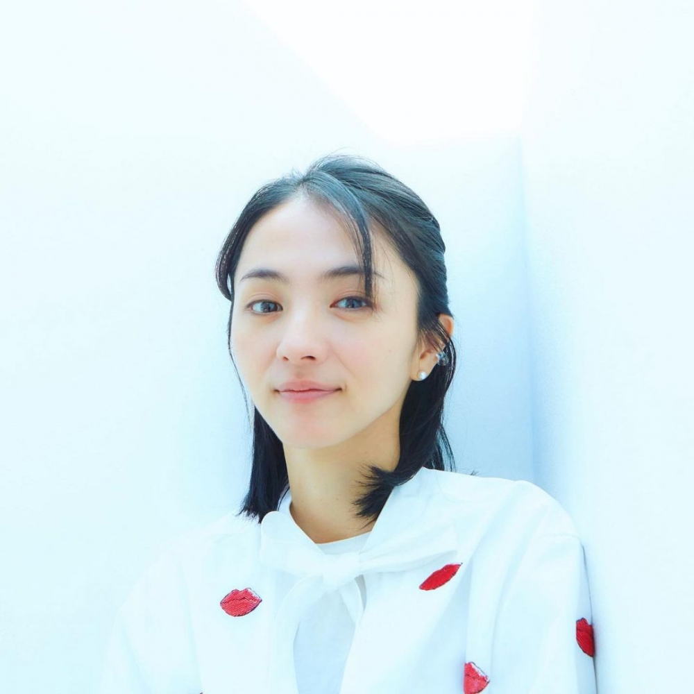 滿島光的肌膚剔透無瑕,由內到外綻放原肌之光。