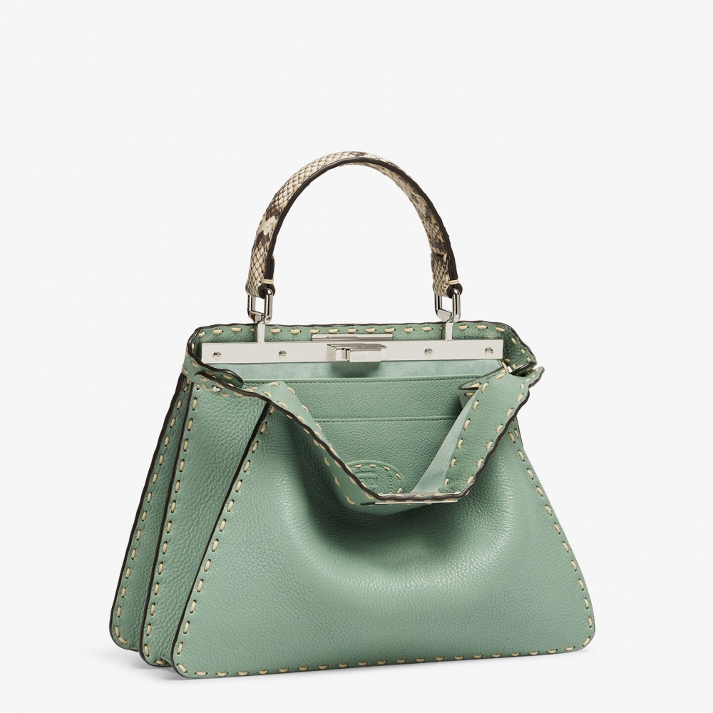 口袋結構形成趣味的微笑弧度