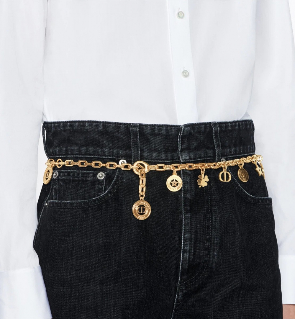 Dior 30 Montaigne Chain Belt繫在牛仔褲。