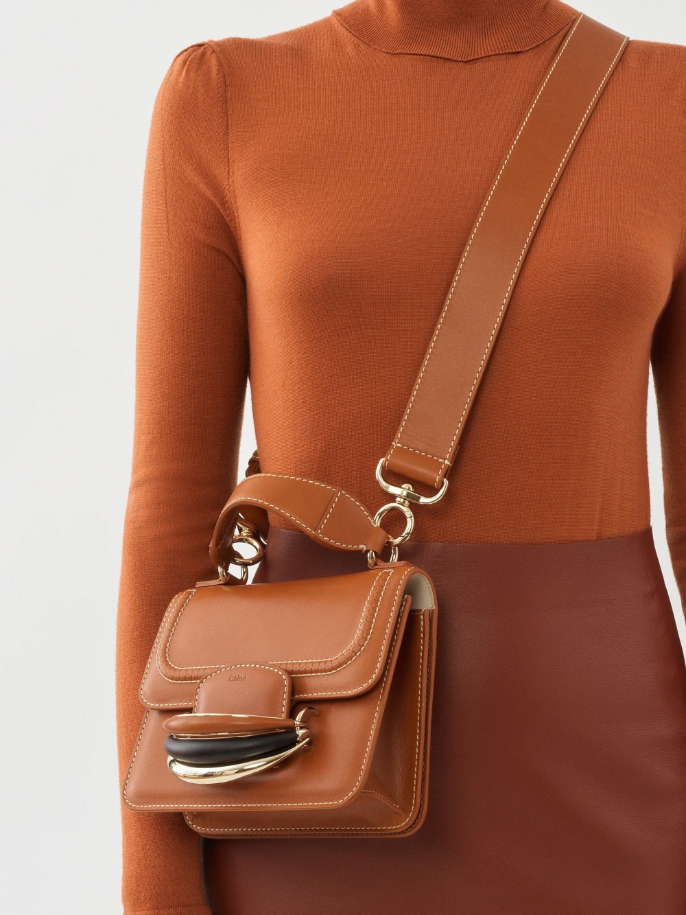 在新季之中，推出了縮小版的Kattie Small Cross-Body Bag。