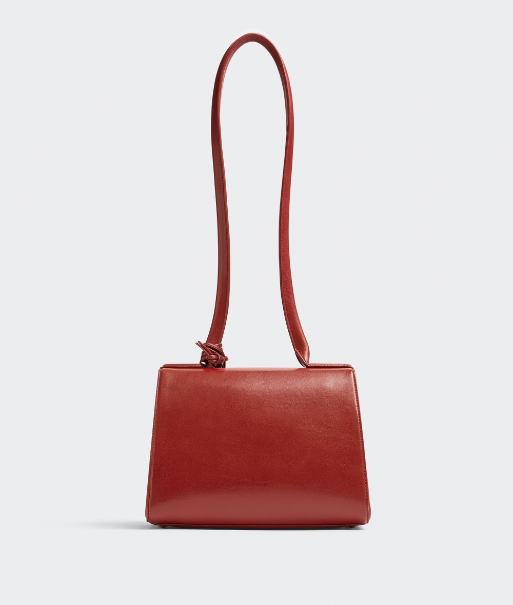 展現出梯形的外觀。