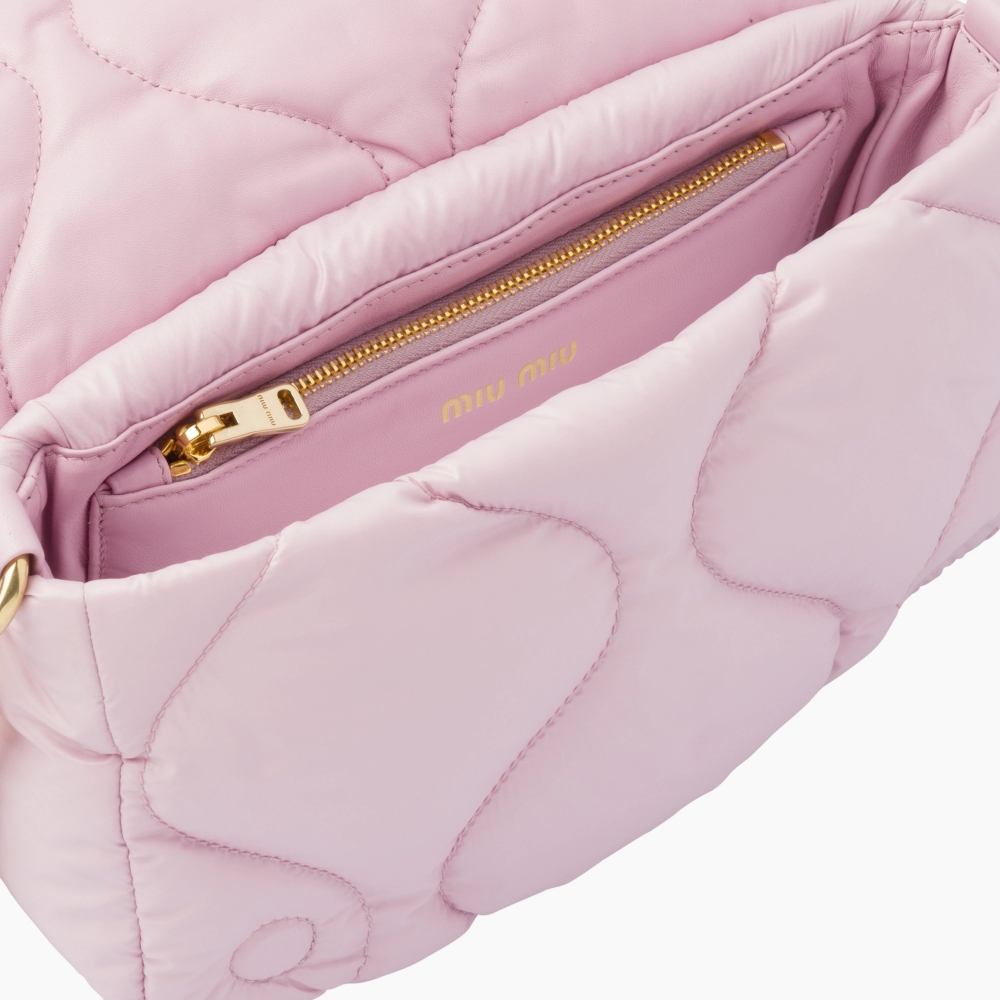 內袋設計更展現了實用性。