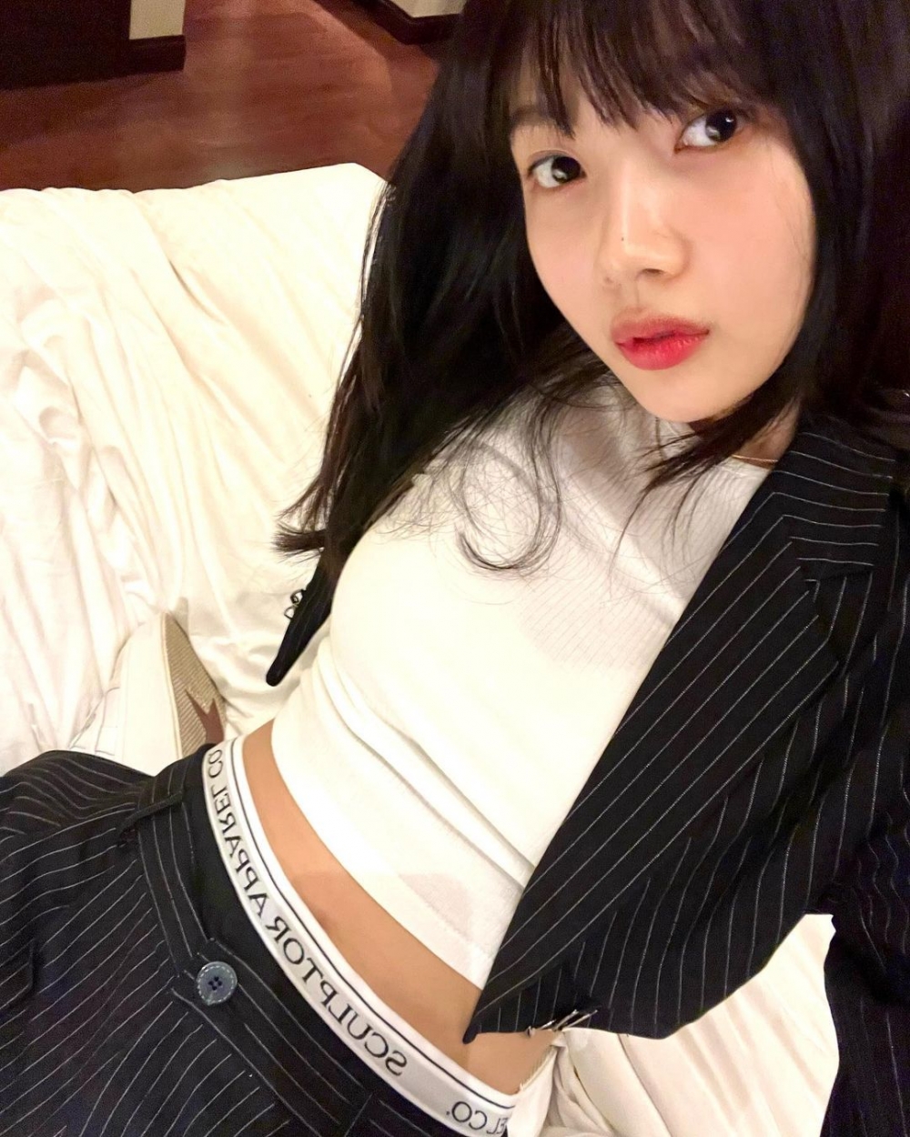 素面短上衣露出腰部曲線