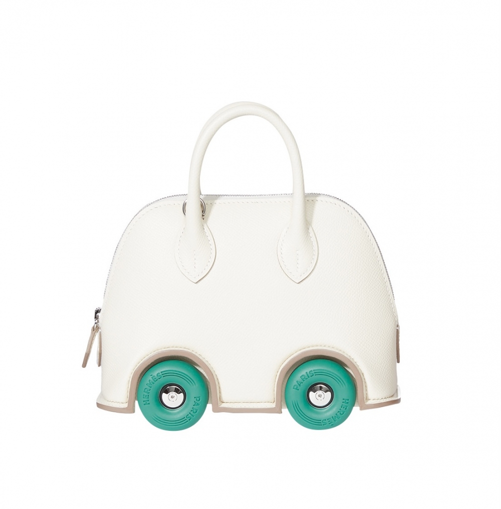 底部配有滑板滾輪。