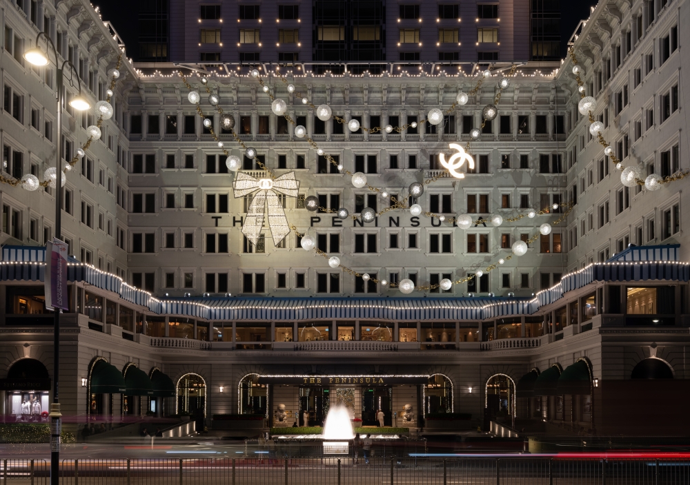 今年CHANEL再次為半島酒店帶來唯美的聖誕燈飾。