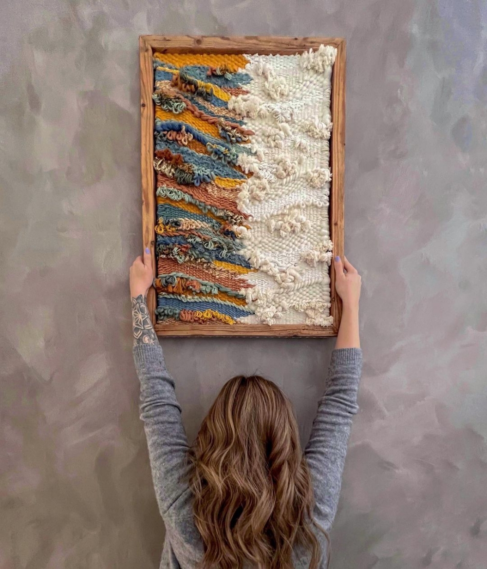 她會在社群上分享自己的作品。