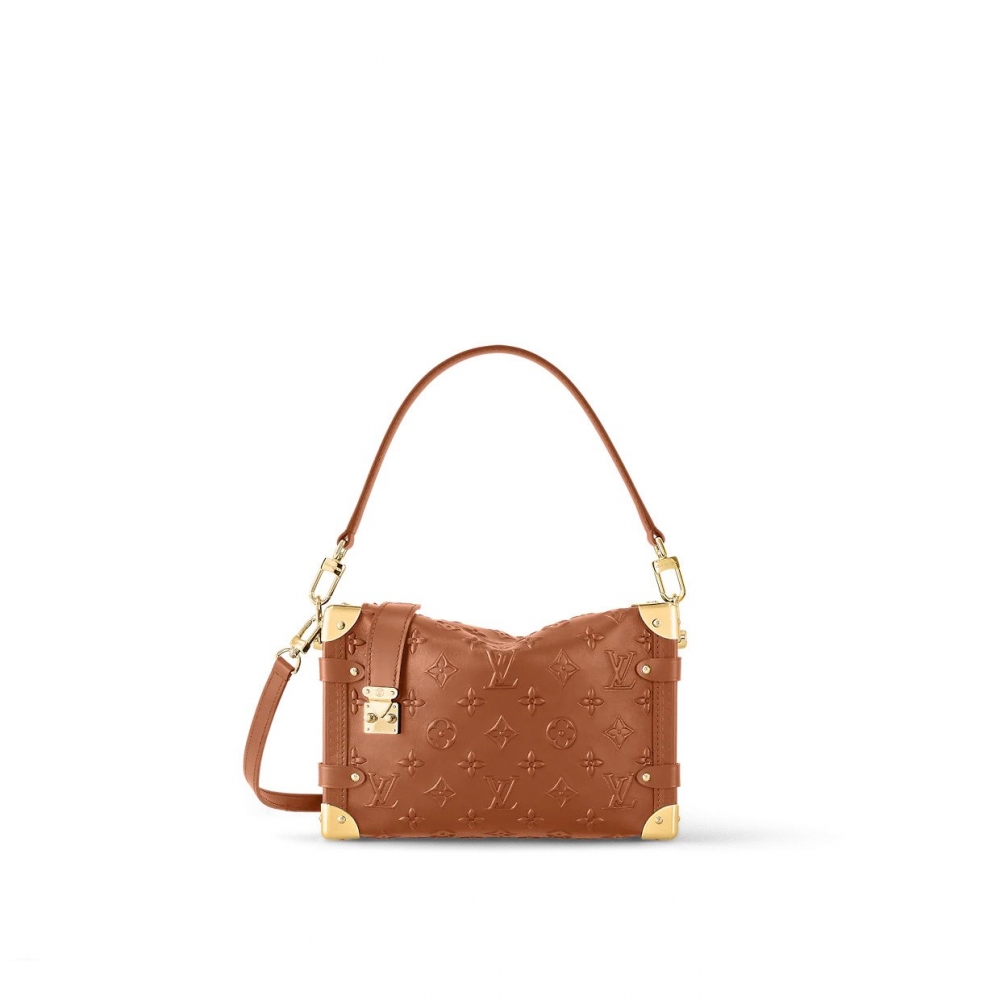 Side Trunk以古銅色印花圖案製作。