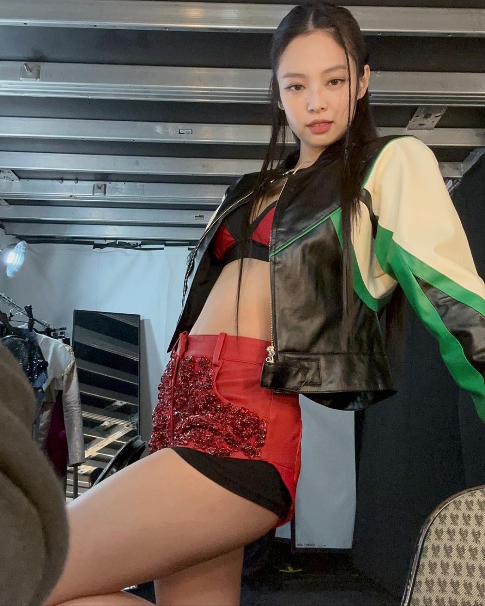 Jennie在演唱會上也多次穿著皮革機車外套。