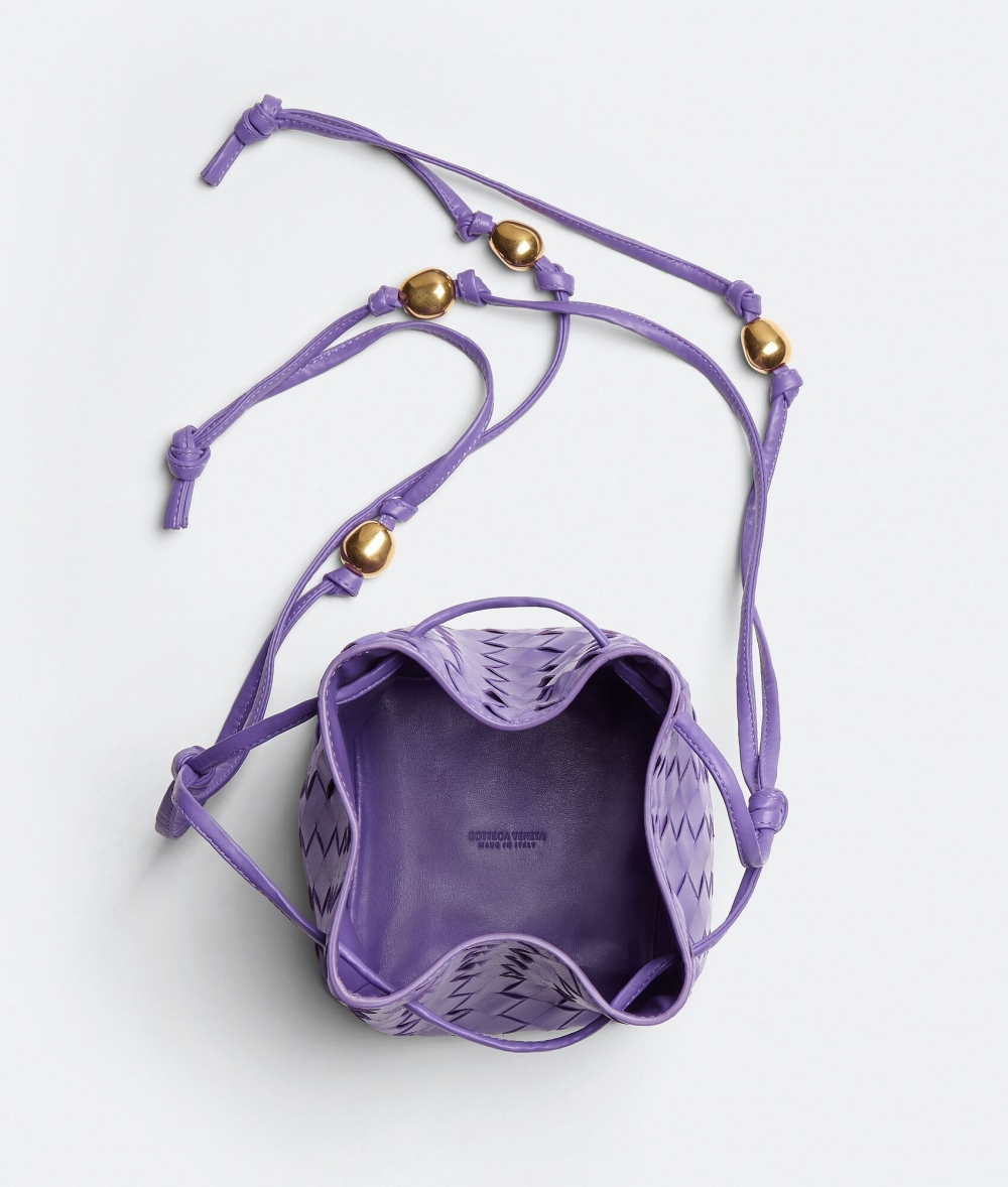 紫色手袋配以金色飾面五金