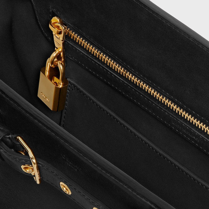 內部設有拉鍊口袋