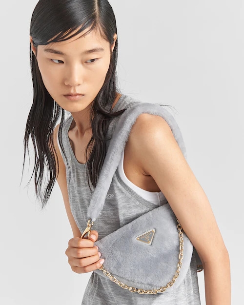 模特兒示範Prada Shearling Mini-Bag-Cornflower Blue。