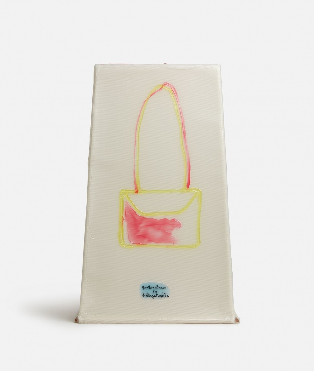 背面則是有著一個手袋的圖案點綴。