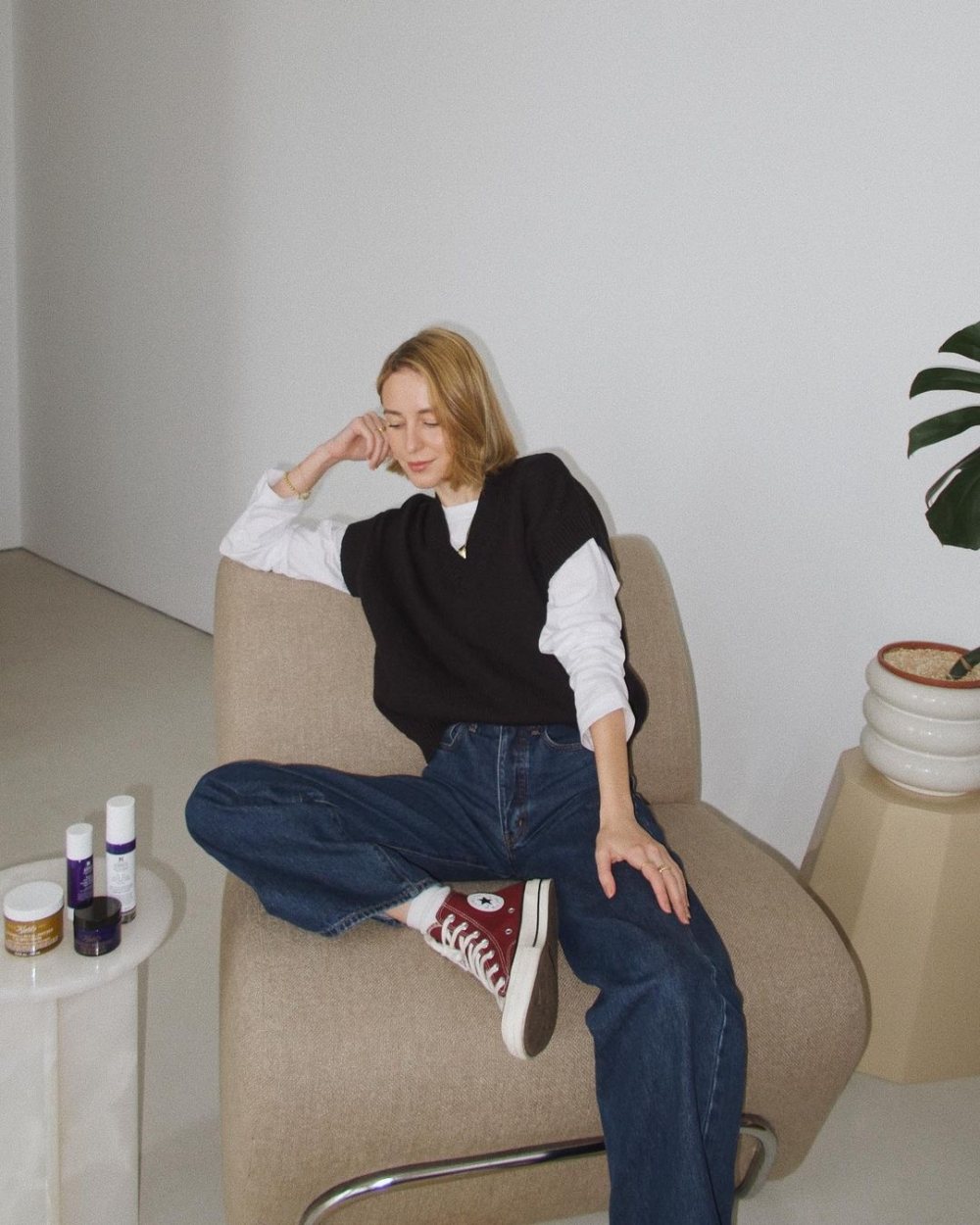 穿上針織背心，搭配出不同的造型。