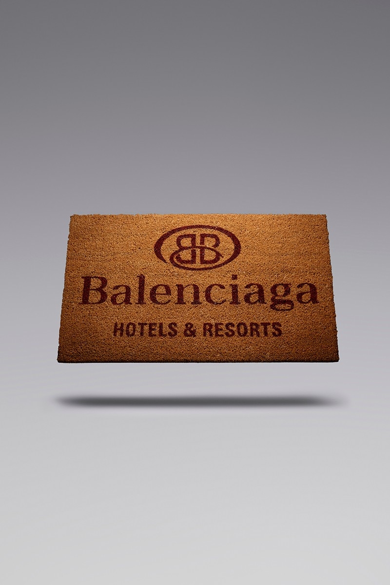 Balenciaga結合當代美學與復古風格的設計