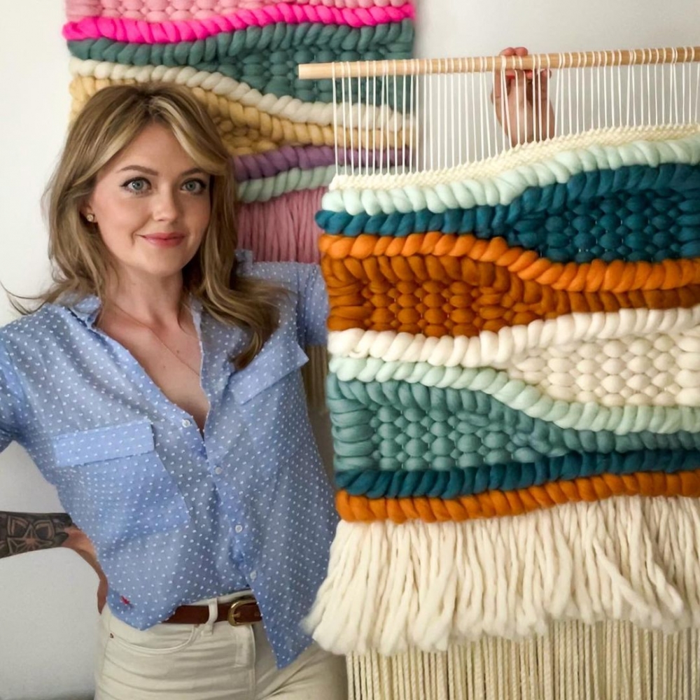 Phoebe Jones時常在社群上分享自己的編織影片。