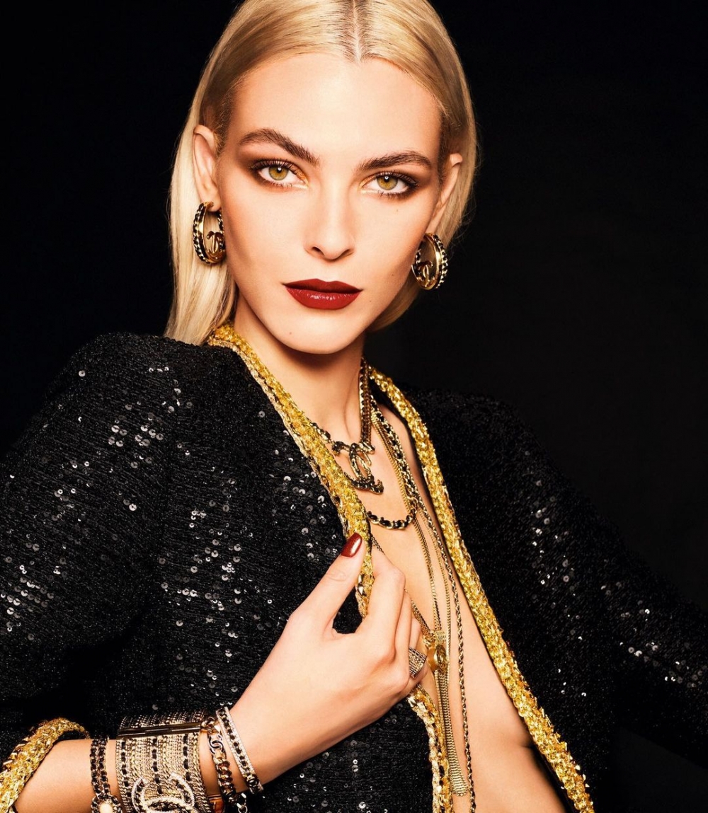 你可以時常在CHANEL的秀場、形象廣告中看見她的身影。