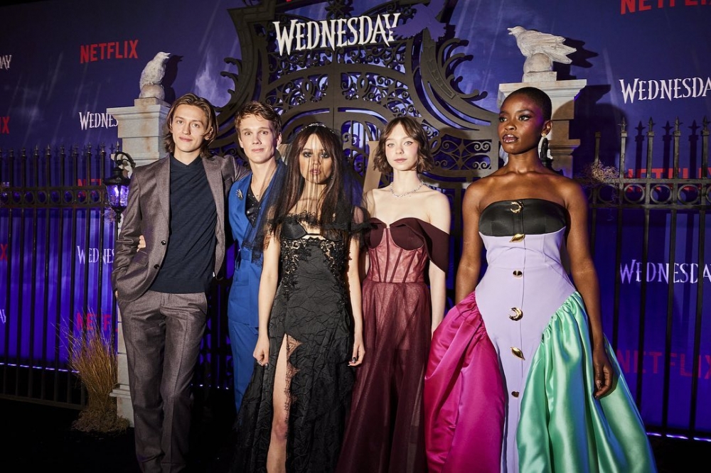 女主角Jenna Ortega則是選擇Versace的設計。