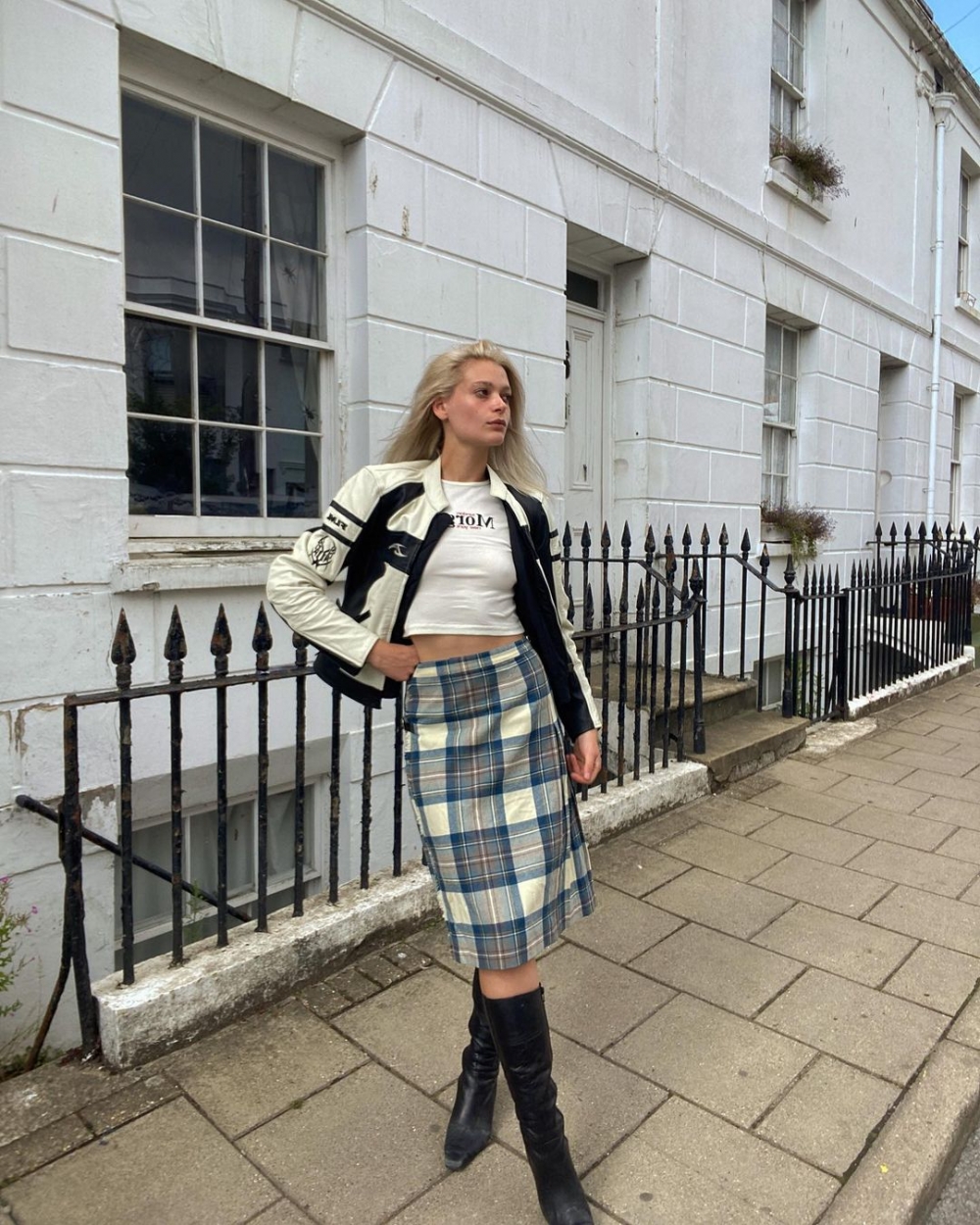 Tam以休閒的穿搭,搭配上皮革機車外套。