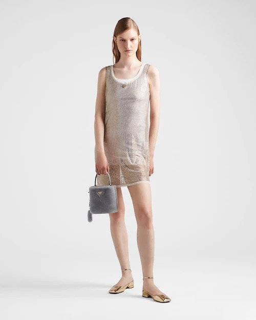 模特兒示範Prada Panier Shearling Mini-Bag-Cornflower Blue。