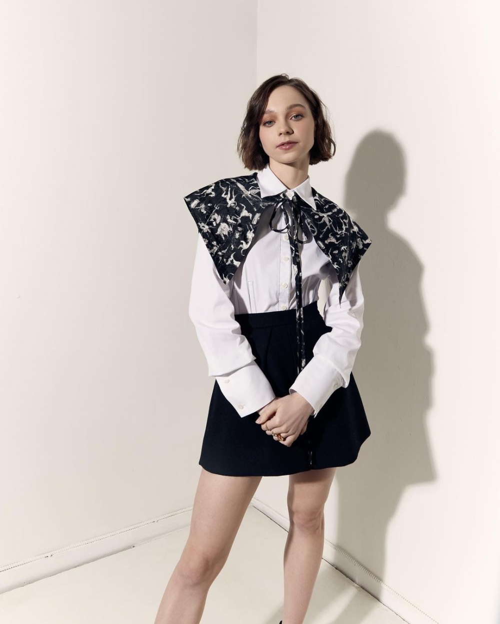 她穿上PATOU設計的服飾。