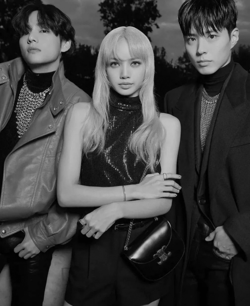 當時他與Lisa、V一起登場的畫面，也造成轟動。