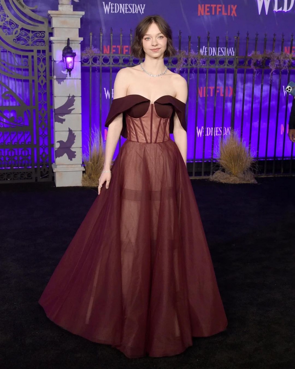 在首映會上她優雅登場。