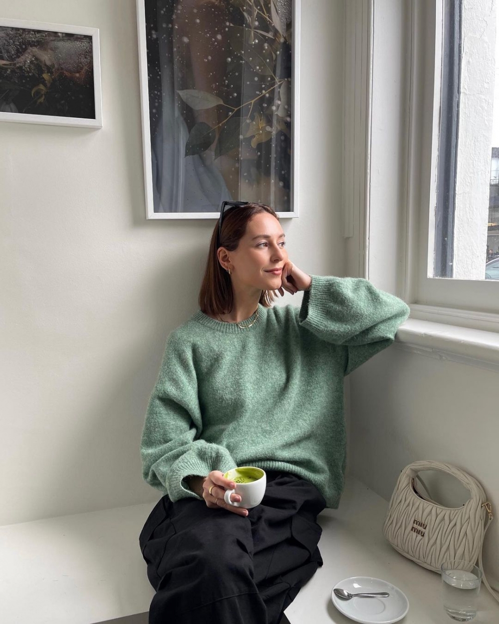 素色針織毛衣的穿搭示範。