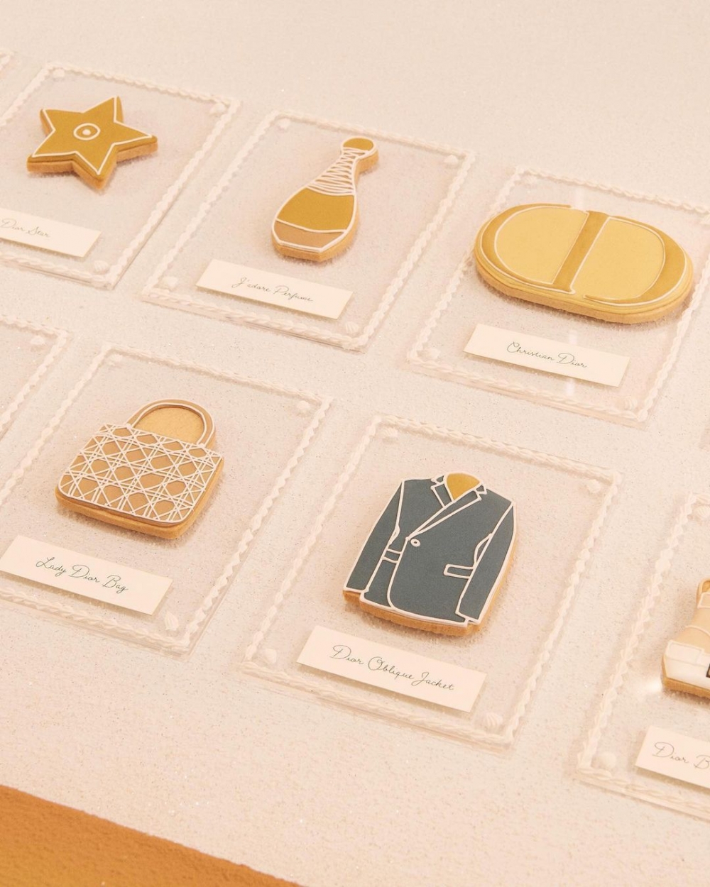 用Dior精品款式作靈感構思的餅乾,很吸引人。