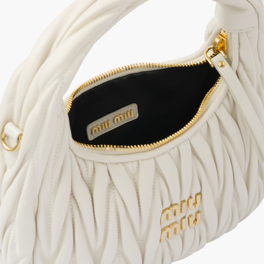 以Matelassé納帕軟皮縫製