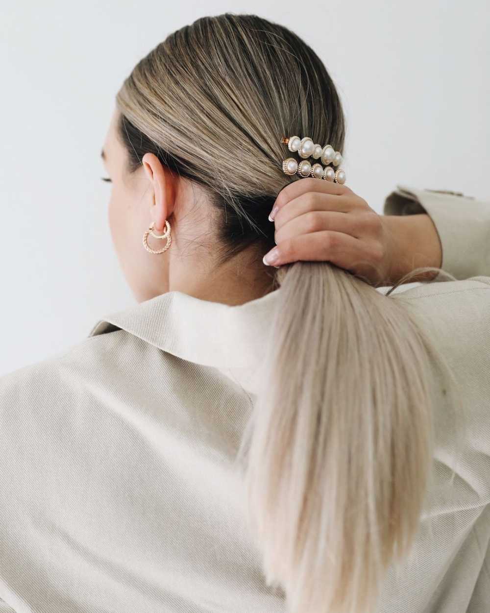 不論是襯衫或西裝外套都能與珍珠髮夾搭配