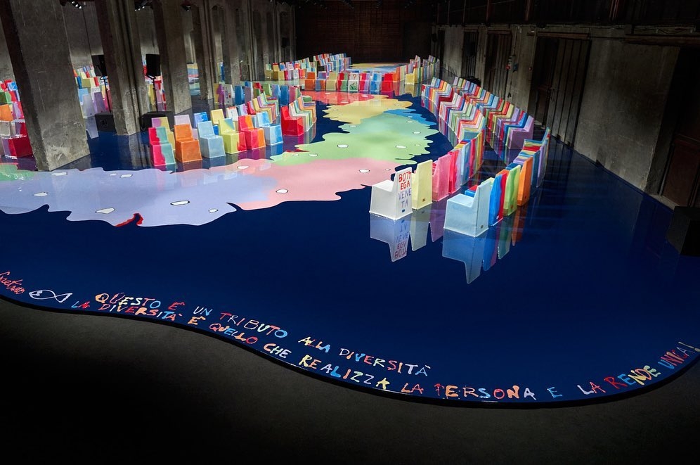 一張又一張的椅子整齊地排列著，畫面相當療癒。