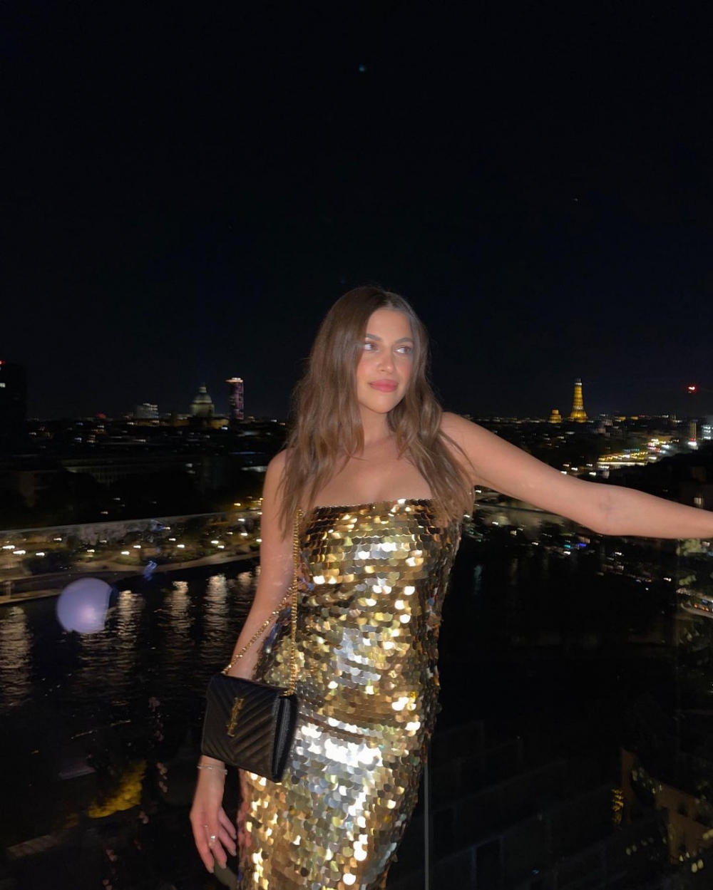 在派對的穿搭中，閃閃的亮片也是經典的選擇。