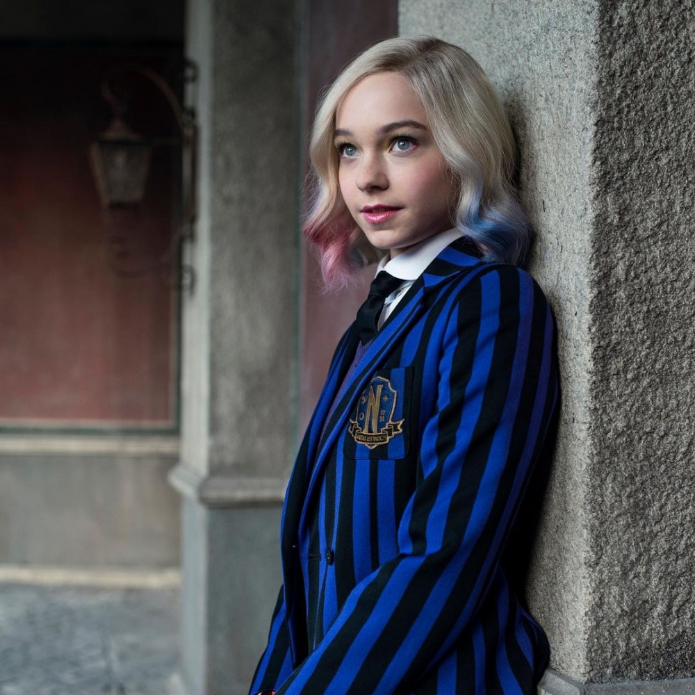 這次在劇中飾演Enid Sinclair的Emma Myers。