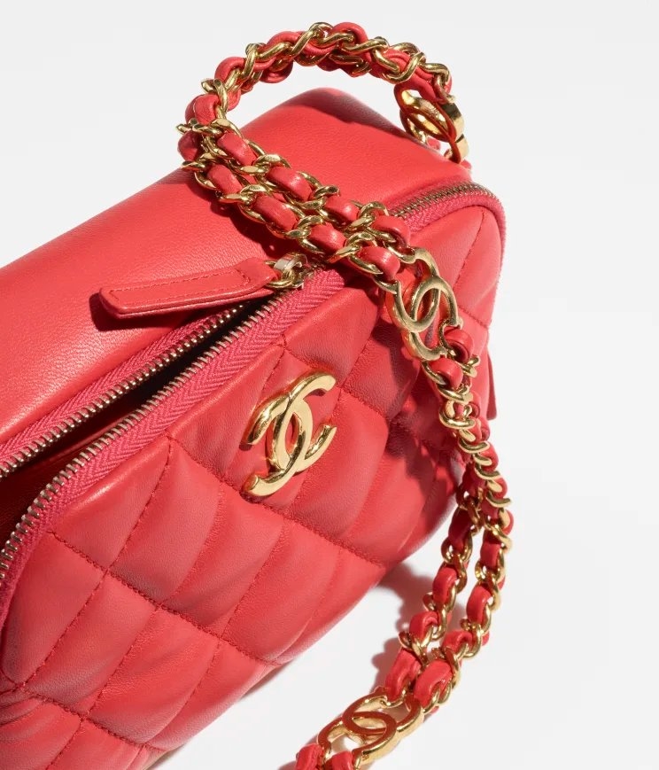 上方的鍊帶藏有雙C Logo。