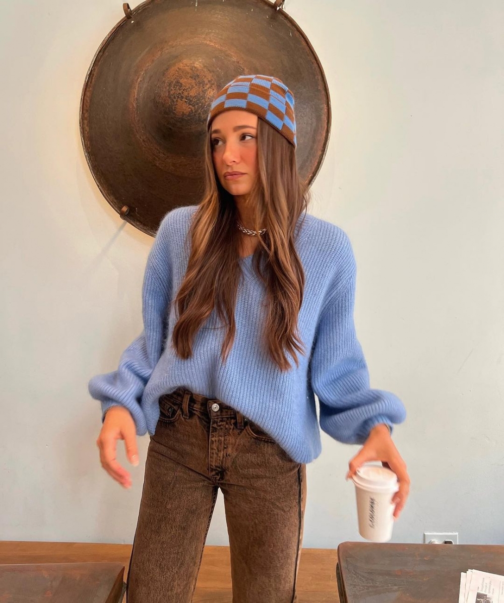 她挑選的這頂帽和全身色系一樣，很相襯。