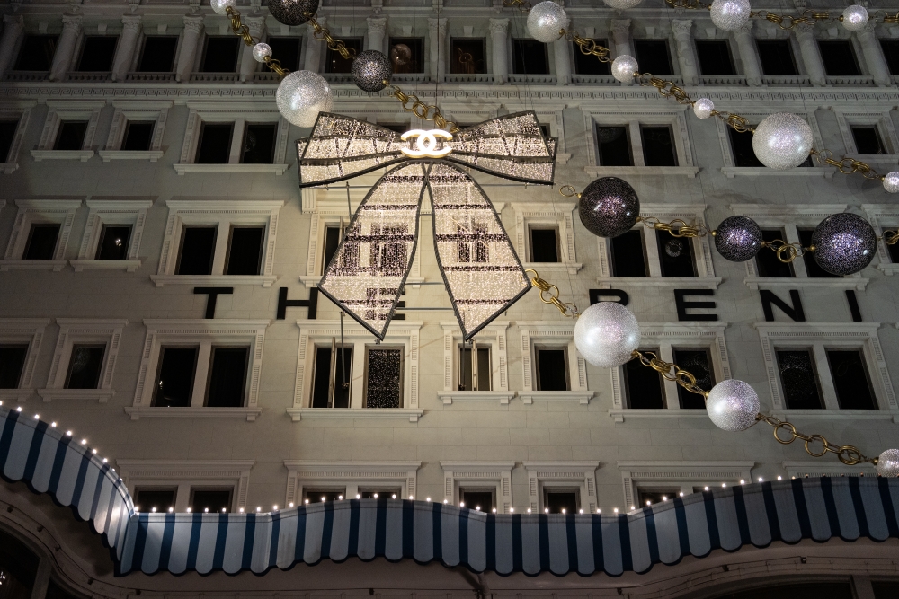 閃閃發光的蝴蝶結燈飾也絕美登場。