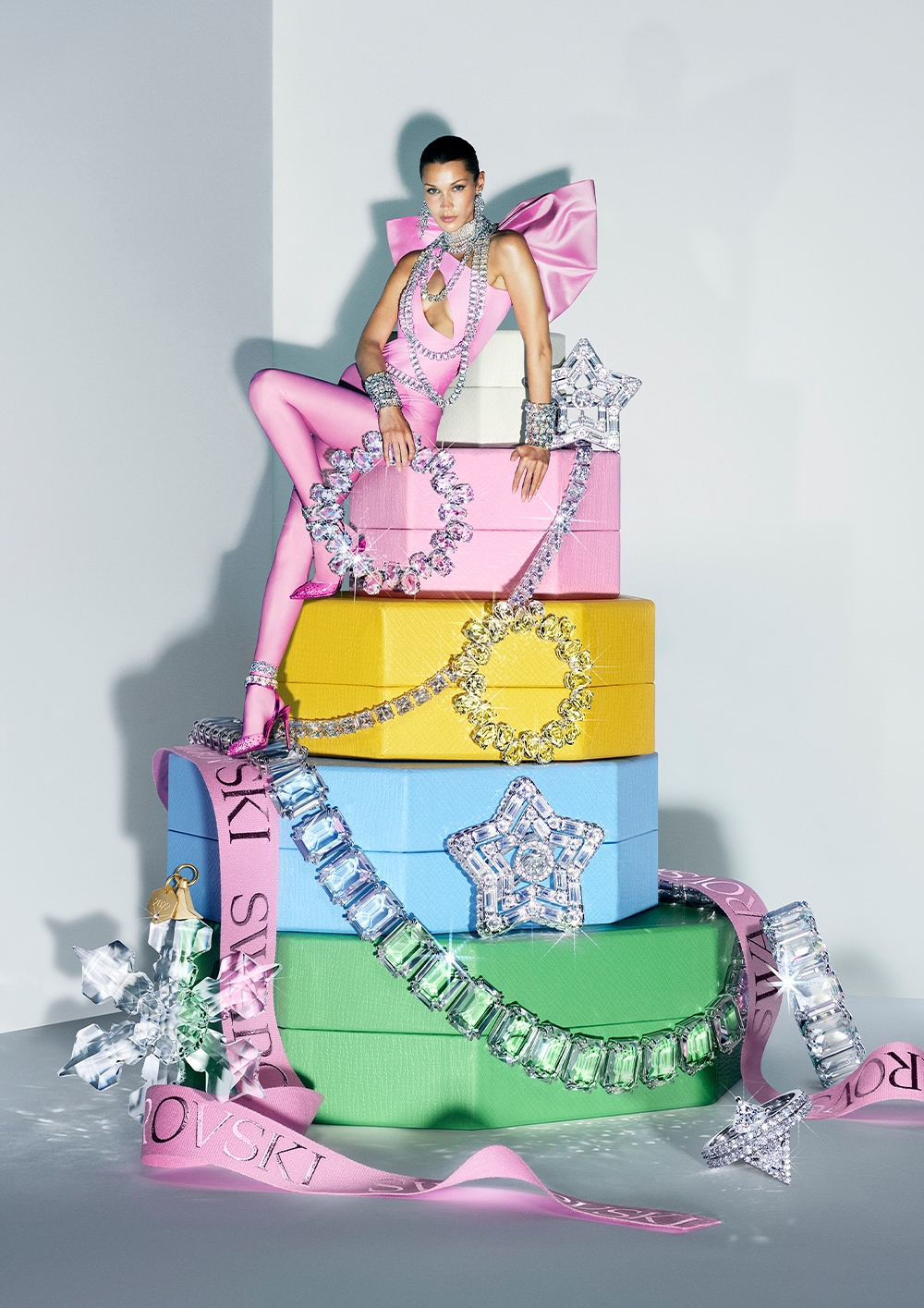 超模Bella Hadid現身施華洛世奇假日 2022 廣告大片