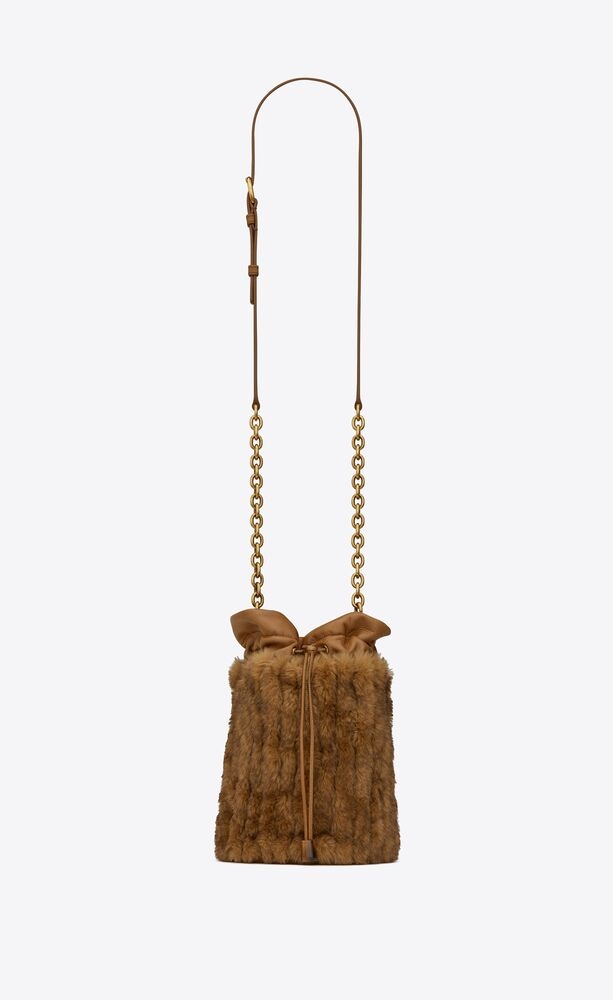 將手袋注入毛毛元素更顯高貴。