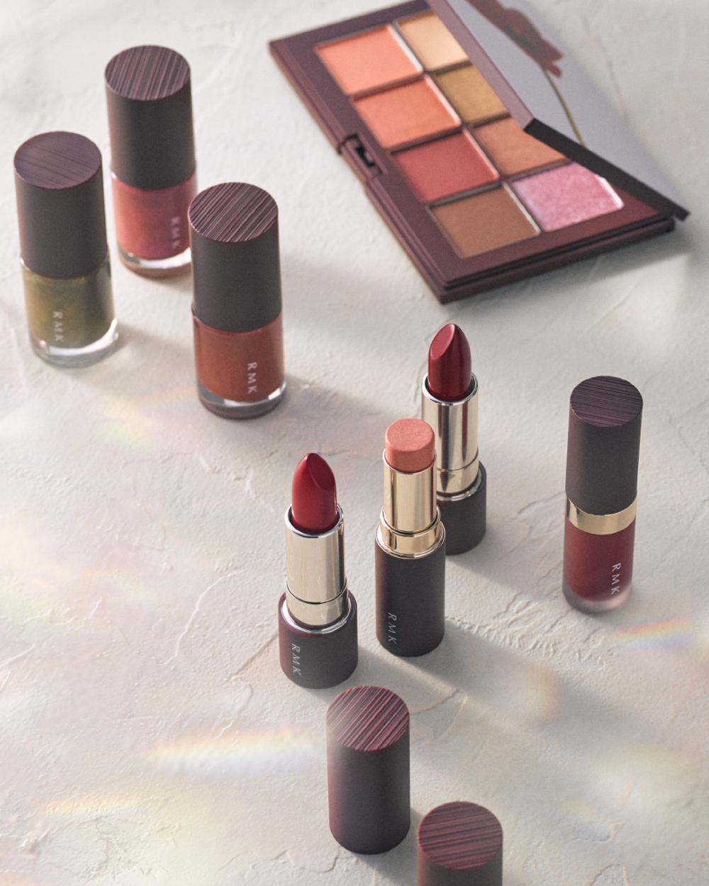 RMK溫暖回憶八色眼影盤 HK$530 / 柔霧絨光唇膏 HK$290（限量2色）/ 水亮透感唇釉 （限量1色）/ 眼頰彩妝棒 HK$240（限量1色）/ 指甲油 HK$140（限量3色）